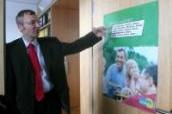 Volker Beck ukazuje plakát své kampaně v kolíně nad Rýnem - práva všem rodičům