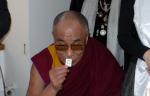 Jiří Hromada daroval dalajlámovi nejmenší knížku o prevenci nejhorší epidemii - HIV/AIDS 